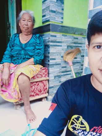 Nenek Daricem di RT.04